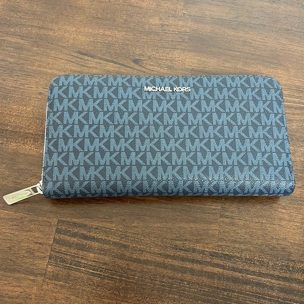 Michael Kors Jet Set Travel, Large Travel Wallet, New withTags, excellent cond.